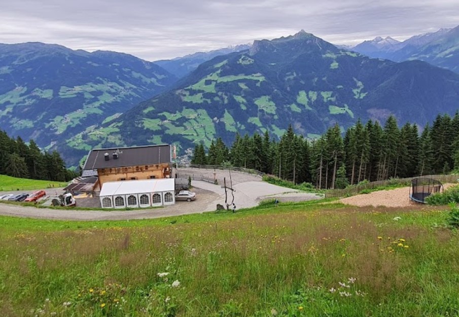 Nasenalm im Zillertal mit Blick auf die umliegenden Berge und das grüne Tal